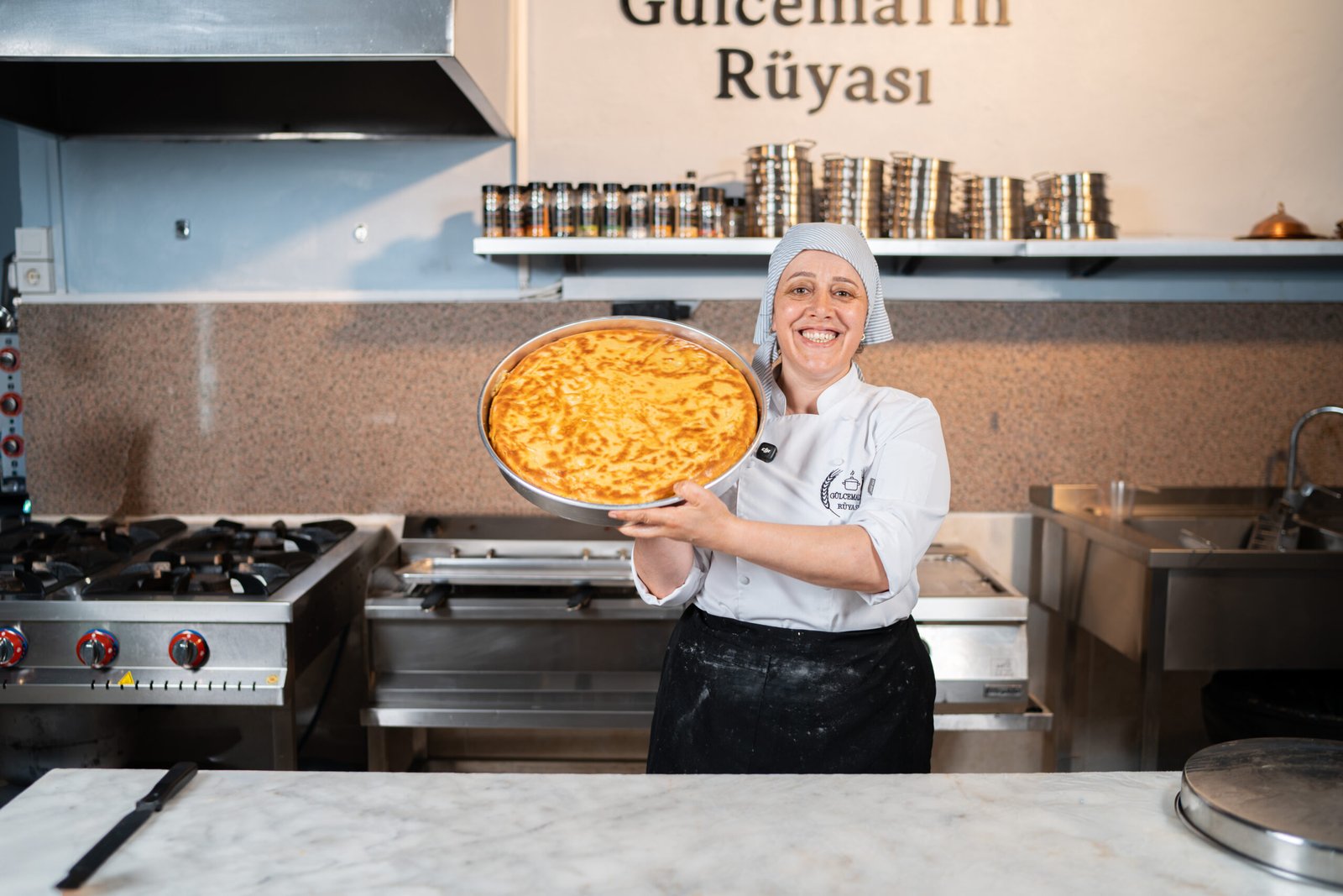 Gülcemal Özer hamur açarken